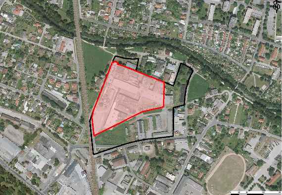 Luftbild des Altstandortes „Lederfabrik Neuner“ und seiner Umgebung (Befliegung: 2009); schwarzes Polygon: Altstandort; rotes Polygon: Altlast